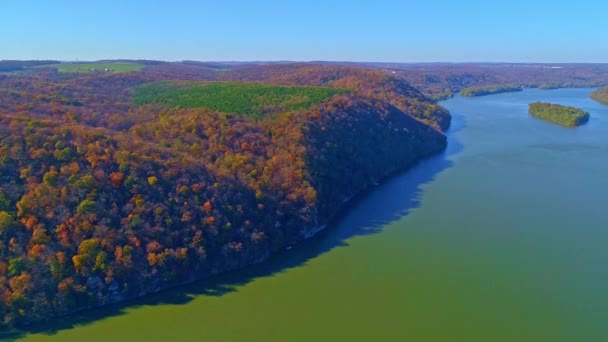 晴れた秋の日に川沿いの紅葉の空中ビュー — ストック動画