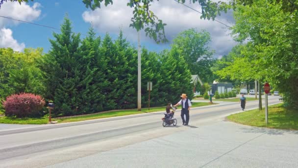 Gordonville Pennsylvania 2020 Augusztus Amish Family Walking Country Road Sunny — Stock videók