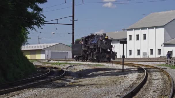 スプールでベンドの周りを移動するアンティーク蒸気機関車 — ストック動画