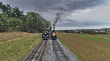 2 Yenilenmiş Antika Buhar Motorları ve Yolcu Arabalarının Hava Görüntüsü
