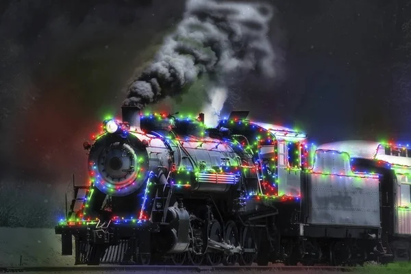 Um motor a vapor restaurado com luzes de Natal — Fotografia de Stock