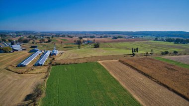 Mısır Tarlası ve diğer sebzelerle birlikte Çoklu Çiftlik ve Çayırların Havadan Görünümü