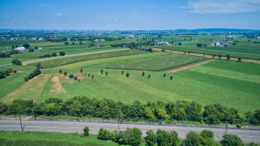 Çoklu Çiftlik ve Tren Raylarının Havadan Görünümü Tehdit Ediyor