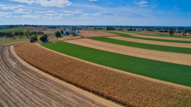 Çoklu Çiftlik ve Tren Raylarının Havadan Görünümü Tehdit Ediyor