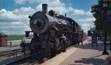 Restore Edilmiş Buhar Motoru Yağlanıyor ve Hazırlanıyor