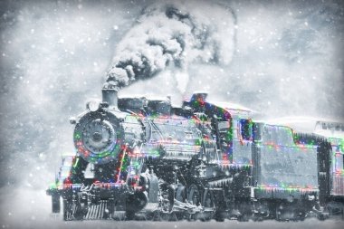 Kar fırtınasında üzerinde Noel Işıkları olan Restore Edilmiş Buhar Motoru