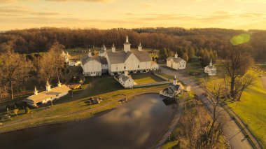 Öğleden Sonra Sonbaharda Güzel Yenilenmiş Ahırlar Hava Manzarası
