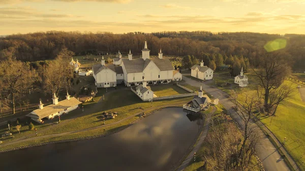 Öğleden Sonra Sonbaharda Güzel Yenilenmiş Ahırlar Hava Manzarası
