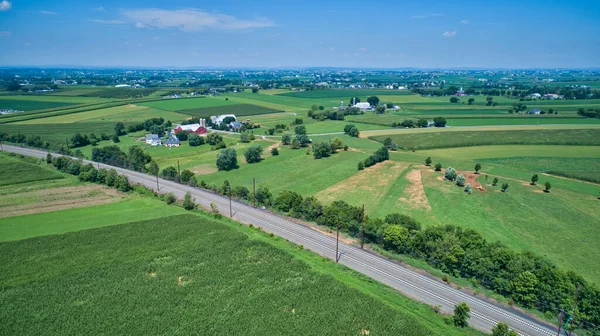 Vista aérea de várias fazendas e trilhas de trem indo Thru Them — Fotografia de Stock