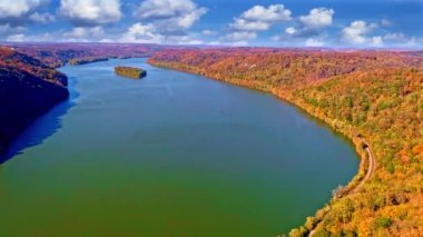 Bir tepe ve nehir kıyısındaki sonbahar manzarası