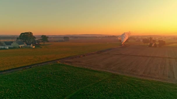 Widok Lotu Ptaka Silnik Parowy Samochodami Osobowymi Złotym Wschodzie Słońca — Wideo stockowe