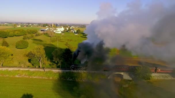 Luchtfoto Van Een Stoommotor Met Personenauto Bij Golden Sunrise Nadering — Stockvideo