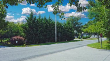 Amish Kardeşler, yaz günü bir kır yolunda scooterla seyahat ediyorlar.