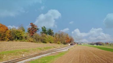 Ronks, Pennsylvania, Kasım 2020 - Antika Yenilenmiş Lokomotif ve Yolcu Arabaları Güneşli bir günde yaklaşıyorlar Kırsal bir tepeden bakıldığında