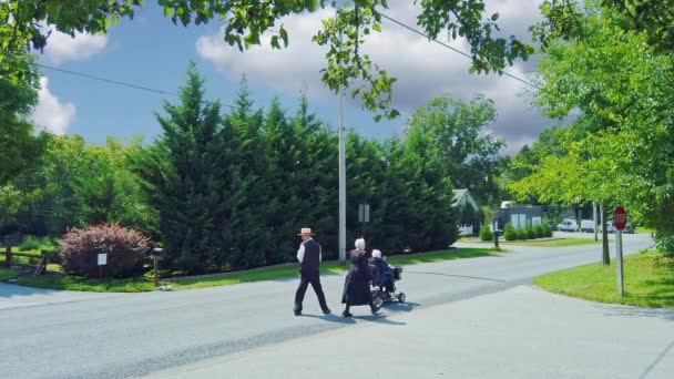 2020年9月 宾夕法尼亚戈登维尔 在一个美丽的夏日 一个坐在轮椅上的阿米什族家庭在教堂后步行回家 — 图库视频影像