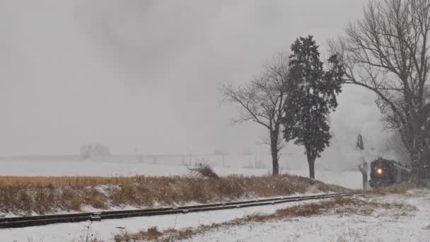 Antico Restaurato Locomotiva Carrozze Passeggeri Avvicinarsi Durante Una Tempesta Neve — Video Stock