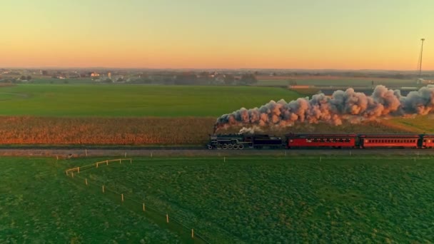 Luftaufnahme Einer Dampflokomotive Und Eines Personenwagens Beim Goldenen Sonnenaufgang Mit — Stockvideo