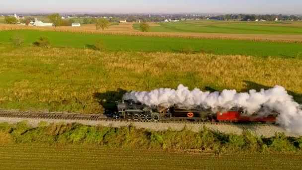 스트라스버그 2020 기관과 열차를 이용하여 연기로 선라이즈의 농지에 — 비디오