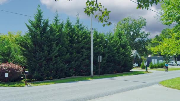 Gordonville Pensilvânia Setembro 2020 Homem Amish Viajando Scooter Uma Estrada — Vídeo de Stock