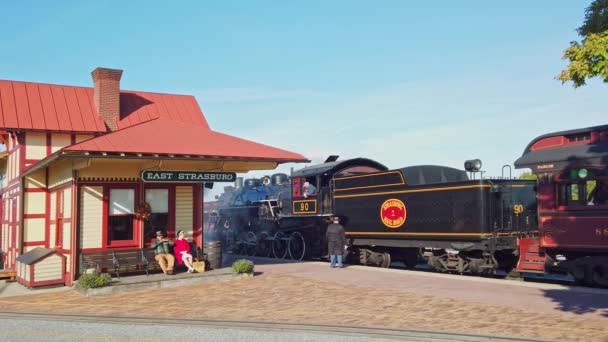 ペンシルベニア州ストラスバーグ2020年10月 乗客が列車をゆっくりと牽引する駅での1950年代のアンティーク蒸気機関車の眺め — ストック動画