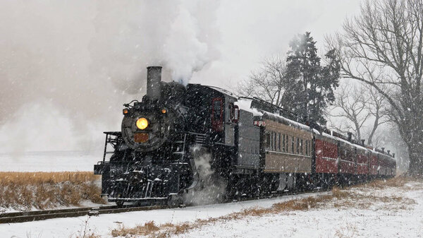 Вид антикварного восстановленного паровоза, дующего дым и пар