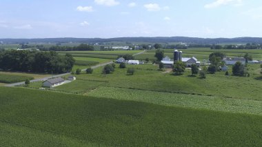 Bir Amish Odası Okul Evi 'nin Hava Görüntüsü