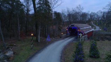 Kapalı Köprü ve Çevre Alanının Noel gösteriminin Drone görüntüsü