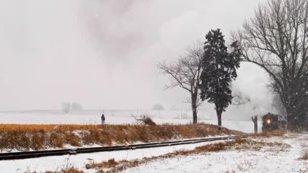 Bir Adam Kar Fırtınasında Yaklaşan Buharlı Bir Motor Gibi Demiryolu — Stok video