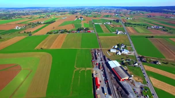 Een Luchtfoto Van Pennsylvania Farmlands Businesses Multiple Color Shape Fields — Stockvideo