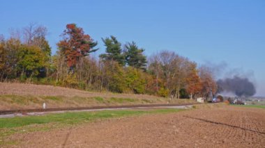 Ronks, Pennsylvania, Kasım 2020 - Thomas Buhar Treni Güneşli Sonbahar Günü Duman ve Buharla Yaklaşıyor