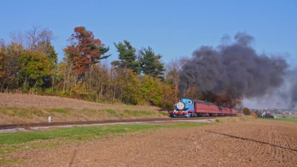 ペンシルベニア州ロンクス2020年11月 晴れた秋の日にタンク蒸気機関車が煙と蒸気で接近 — ストック動画