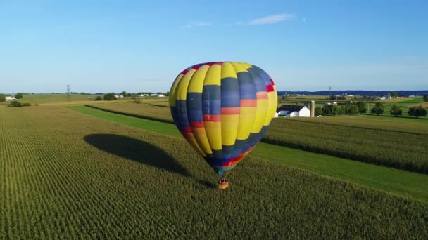 Veduta Aerea Una Mongolfiera Galleggiante Attraverso Fattorie Durante Festival Nel — Video Stock