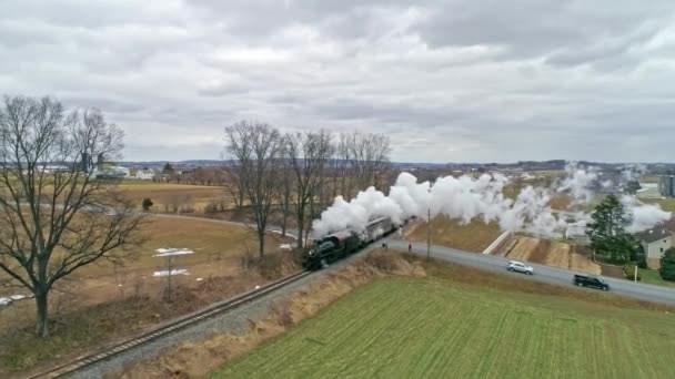 Luftaufnahme Eines Dampfzuges Mit Einer Drohne Die Einem Wintertag Neben — Stockvideo