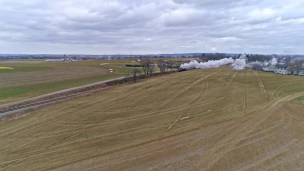 Veduta Aerea Treno Vapore Avvicinamento Che Viaggia Attraverso Campagna Soffiando — Video Stock