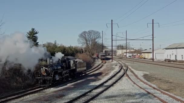 Luftaufnahme Einer Dampflokomotive Die Sich Einen Personenzug Anschließt — Stockvideo