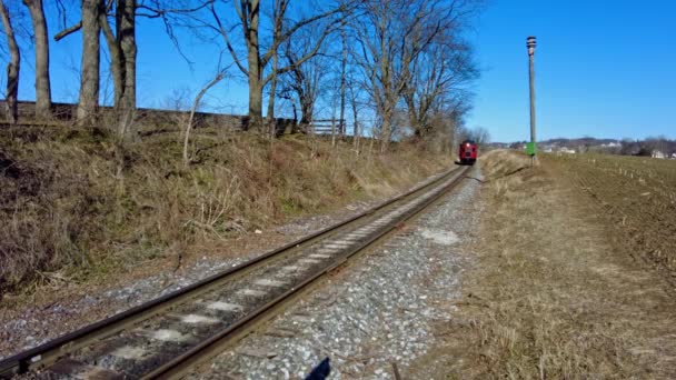 Železniční Auto Které Cestuje Osamělé Trati Slunečného Zimního Dne — Stock video