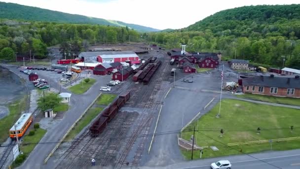 Vue Aérienne Chemin Fer Charbon Écartement Étroit Abandonné Avec Trémies — Video