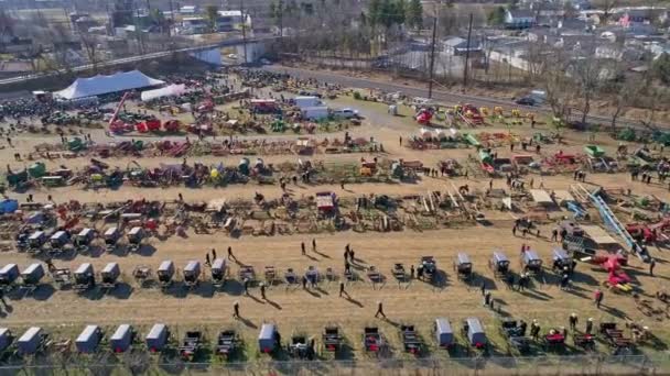 Εναέρια Άποψη Μιας Amish Λάσπη Πώληση Buggies Γεωργικού Εξοπλισμού Και — Αρχείο Βίντεο