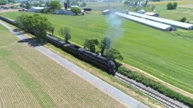 Ronks, Pennsylvania, Mayıs 2021 Yolcu Koçlarıyla Buharlı Lokomotifin İnsansız Hava Aracı Görüntüsü Güzel Bir Yaz Günü 'nde Kırsal bölgeye yaklaşıyor