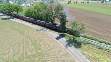 Ronks, Pennsylvania, Mayıs 2021 Yolcu Koçlarıyla Buharlı Lokomotifin İnsansız Hava Aracı Görüntüsü Güzel Bir Yaz Günü 'nde Kırsal bölgeye yaklaşıyor