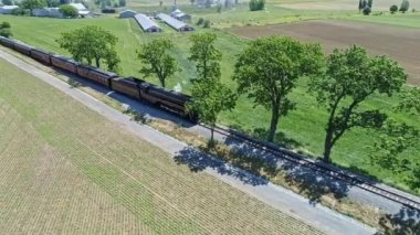 Ronks, Pennsylvania, Mayıs 2021 Yolcu Koçlarıyla Buharlı Lokomotifin İnsansız Hava Aracı Görüntüsü Güzel Bir Yaz Günü 'nde Kırsal bölgeye yaklaşıyor