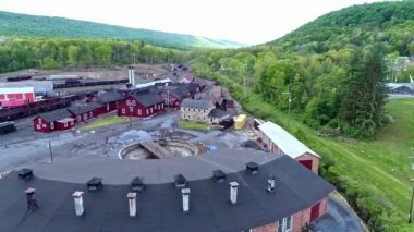 Terk Edilmiş Bir Dar Kömür Demiryolu Yuvarlak Evi ve Döner ve Destek Binasının Hava Görünümü Yenilenmeye Başlıyor