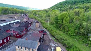 Terk Edilmiş Bir Dar Kömür Demiryolu Yuvarlak Evi ve Döner ve Destek Binasının Hava Görünümü Yenilenmeye Başlıyor