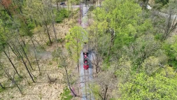 Een Stoomtrein Nadert Met Een Volle Stoomkop Bij Zonsopgang Tijdens — Stockvideo