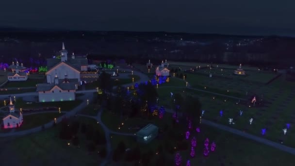 Eine Luftaufnahme Einer Weihnachtsausstellung Von Scheunen Und Landschaft Der Abenddämmerung — Stockvideo