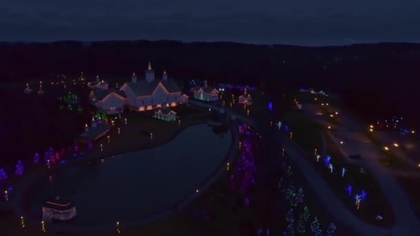 Vue Aérienne Une Exposition Noël Des Granges Campagne Crépuscule — Video