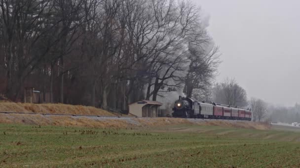 Ett Ångpassagerartåg Närmar Sig Med Full Chef För Steam Regnig — Stockvideo