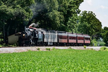 Antika Yenilenmiş Buharlı Yolcu Treni Görünümü Duman ve Buhar Üflüyor