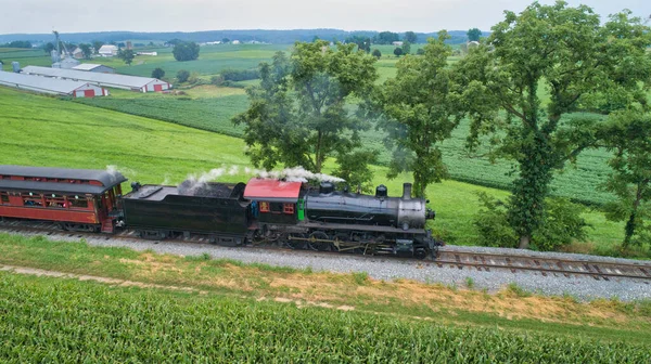 蒸汽机车穿越农田景观的空中景观 — 图库照片