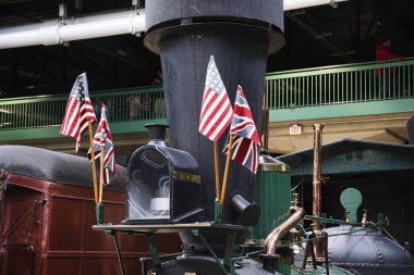 İlk Buhar Makineleri Amerikan ve İngiliz Bayraklarıyla Duman Yığını